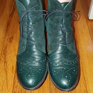 Beautiful custom boots in a rich hunter green. Worn twice.